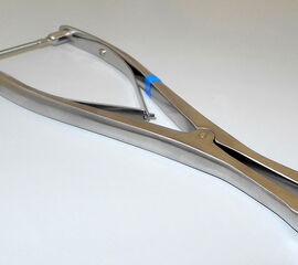 Abbildung 2: K-Draht Spreizer. Dieser erlaubt eine Distraktion des Gelenks über 1,8 mm Kirschnerdrähte. Diese Technik hilft in nahezu allen Fällen eine Innenknöchelosteotomie zu vermeiden.