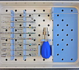 ProStop Implantationssieb von Arthrex mit Führungspin, Probeimplantaten in aufsteigender Größe und lasermarkiertem Eindrehinstrument mit Handgriff.