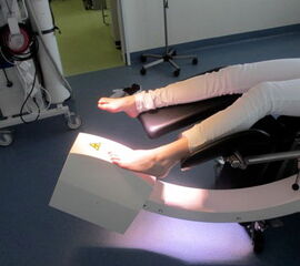 Lagerung des Patientenfußes auf dem Röntgendetektor des Bildversärkers.