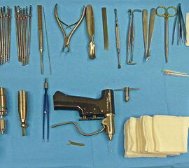 Allgemeines Fußinstrumentarium mit Pinzetten, Skalpell(en), Klemmchen, Luer, kleiner Meisel, Seidenschneider, Zange, kleine Langenbeckhaken und Hohmann-Hebel, Präparierschere, kleines Raspatorium und McGlamry Elevator