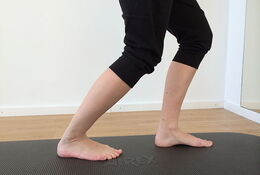 Wadendehnung mit gebeugtem Knie